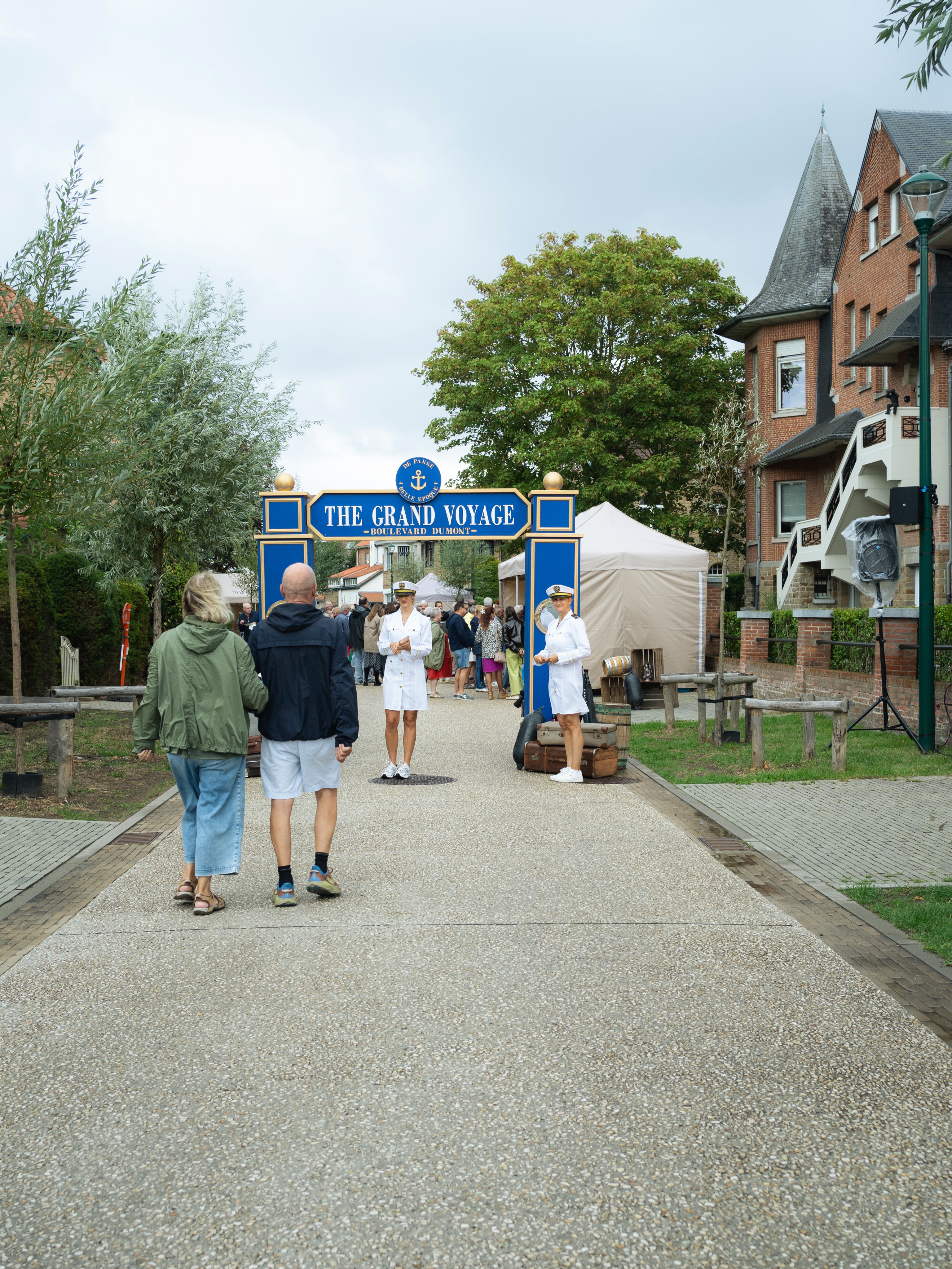 De Dumontwijk bruist van het leven tijdens 𝗕𝗼𝘂𝗹𝗲𝘃𝗮𝗿𝗱 𝗗𝘂𝗺𝗼𝗻𝘁! Tussen de straatanimatie, heerlijke geuren van de smulkraampjes en sfeervolle muziek hangt er een unieke zomerse gezelligheid in de lucht.