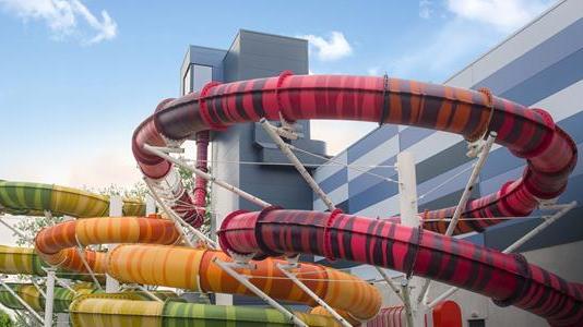 De glijbanen van Plopsaqua