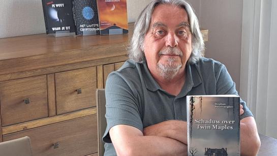 Auteur Stephan Swertvaegher met zijn boek Twin Maples